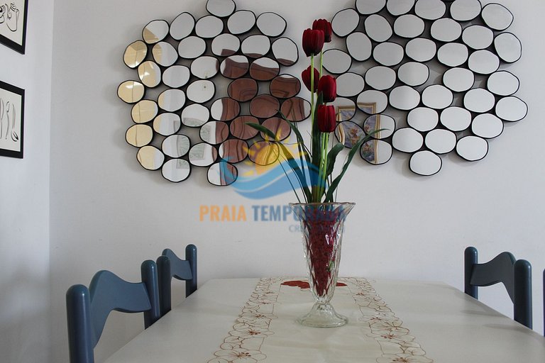 Apartamento 2 dormitórios com piscina e vista pro mar