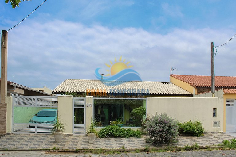 Linda casa em Peruíbe com churrasqueira e fogão a lenha