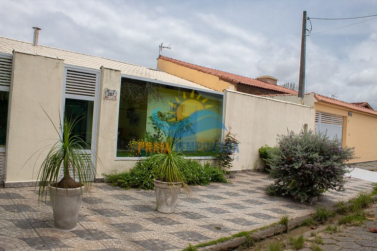Linda casa em Peruíbe com churrasqueira e fogão a lenha