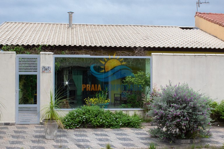 Linda casa em Peruíbe com churrasqueira e fogão a lenha