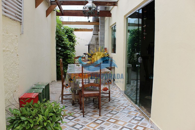 Linda casa em Peruíbe com churrasqueira e fogão a lenha