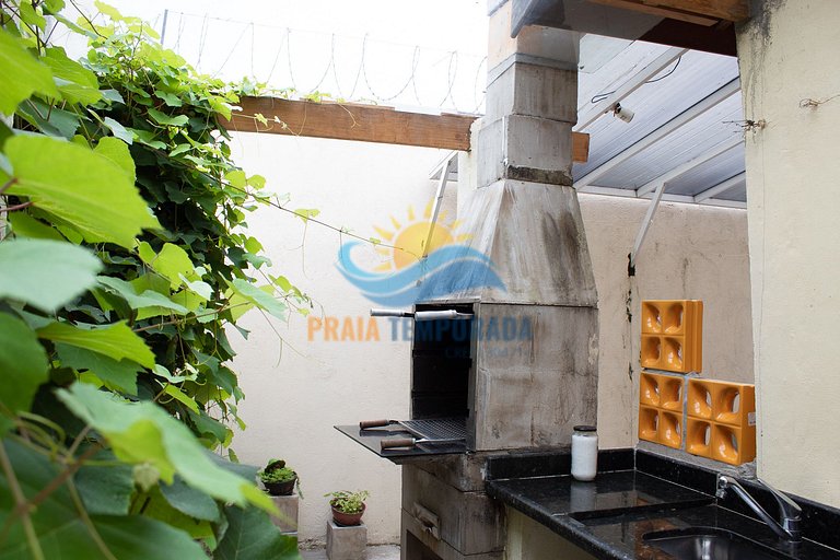 Linda casa em Peruíbe com churrasqueira e fogão a lenha