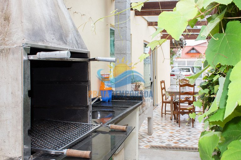 Linda casa em Peruíbe com churrasqueira e fogão a lenha