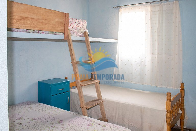Linda casa em Peruíbe com churrasqueira e fogão a lenha