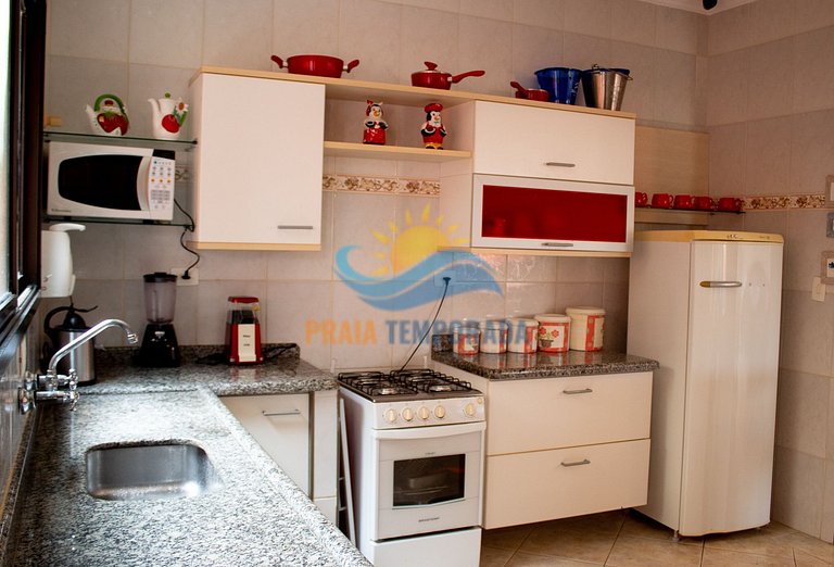 Linda casa em Peruíbe com Piscina , Churrasqueira