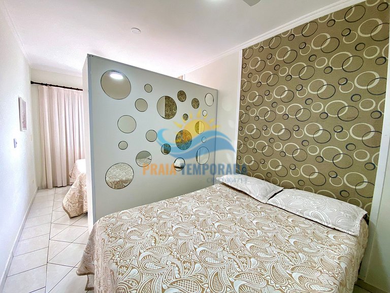 Apartamento com sacada com vista para o mar e piscina