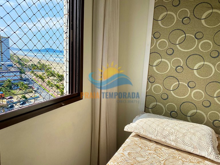 Apartamento com sacada com vista para o mar e piscina