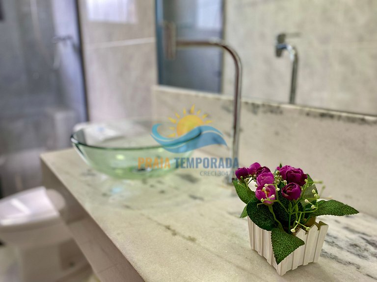 Apartamento com sacada com vista para o mar e piscina