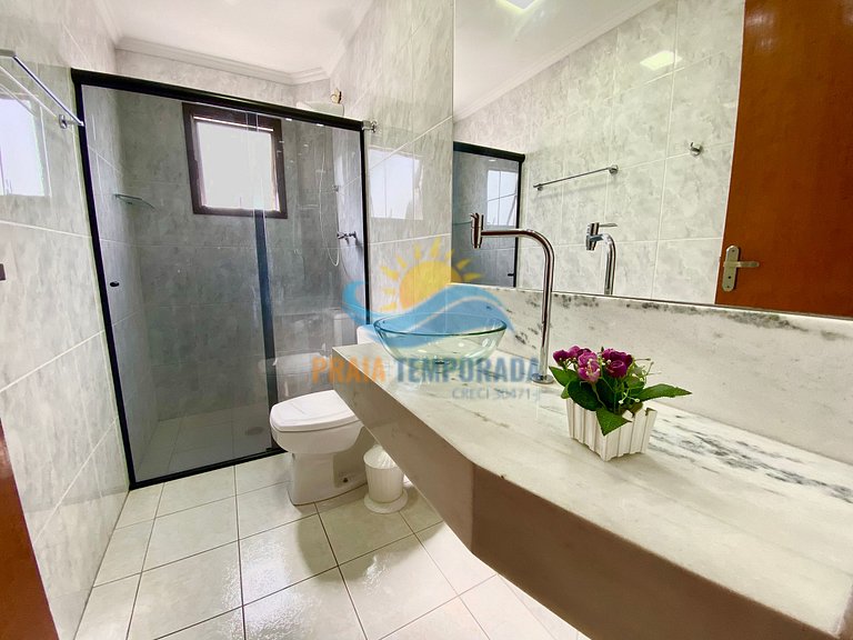 Apartamento com sacada com vista para o mar e piscina