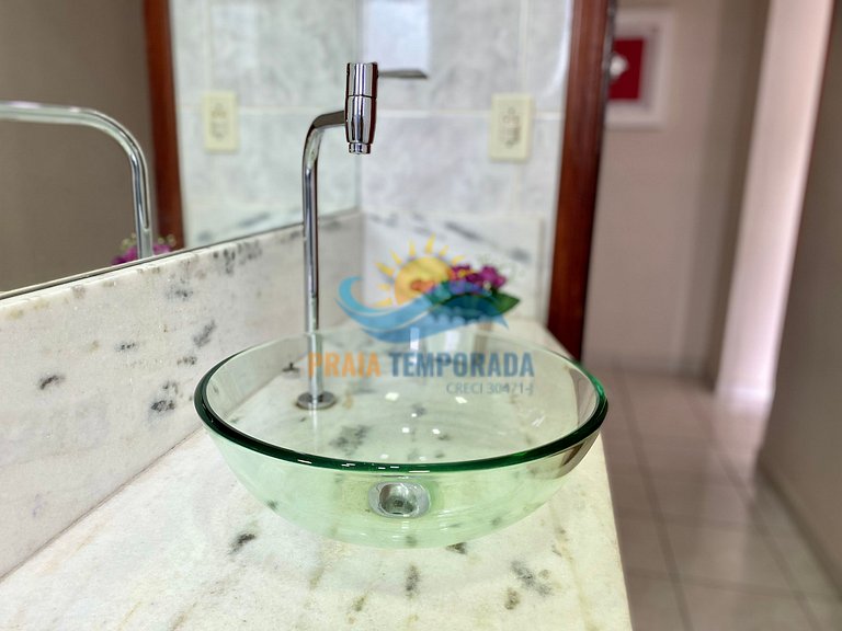 Apartamento com sacada com vista para o mar e piscina