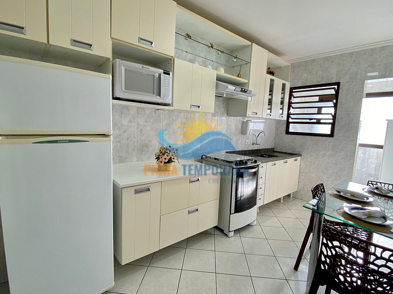 Apartamento com sacada com vista para o mar e piscina