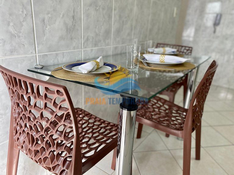 Apartamento com sacada com vista para o mar e piscina