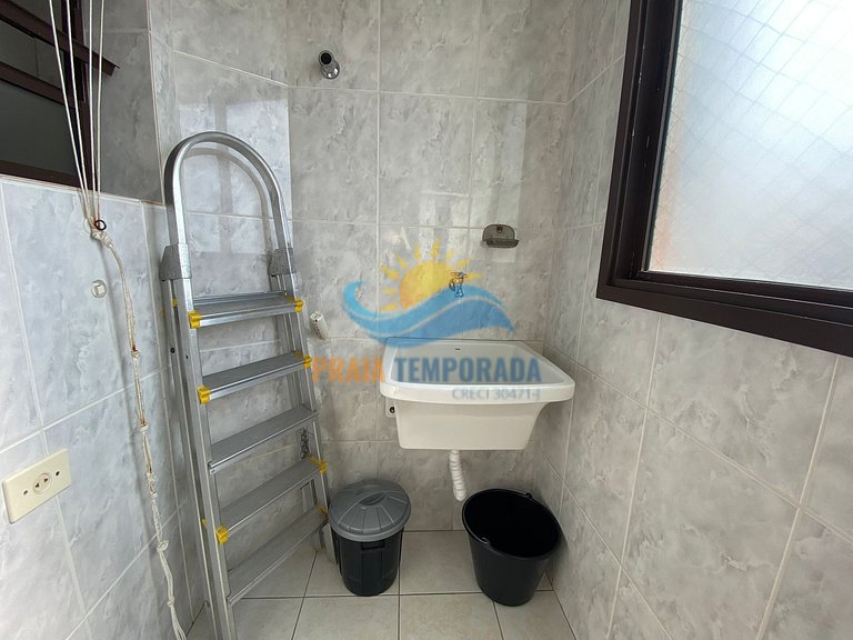 Apartamento com sacada com vista para o mar e piscina