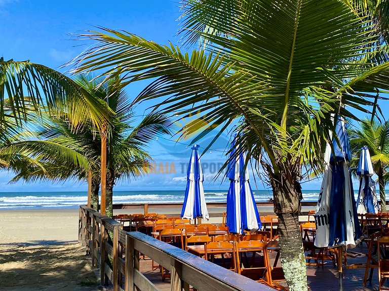 Apartamento com sacada com vista para o mar e piscina