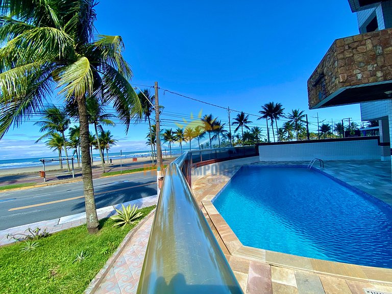 Apartamento com sacada com vista para o mar e piscina