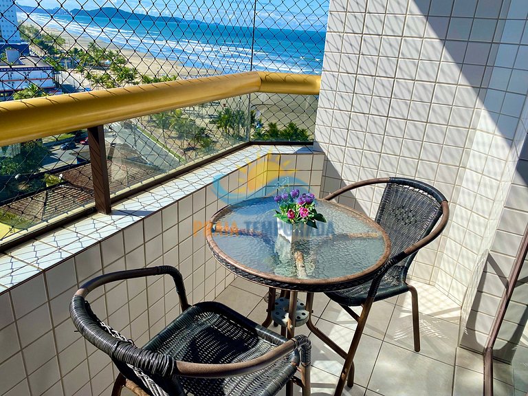 Apartamento com sacada com vista para o mar e piscina