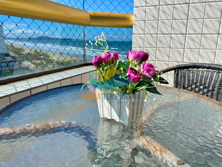 Apartamento com sacada com vista para o mar e piscina