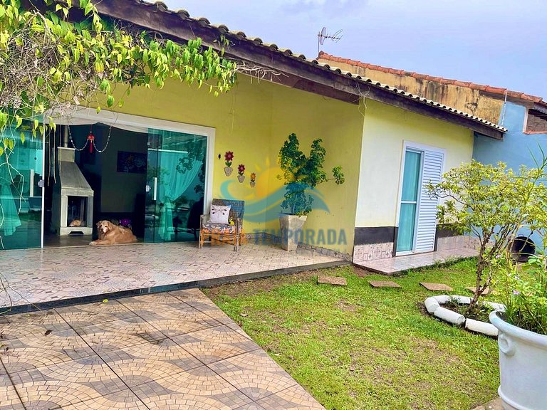 Linda casa em Peruíbe com churrasqueira e fogão a lenha
