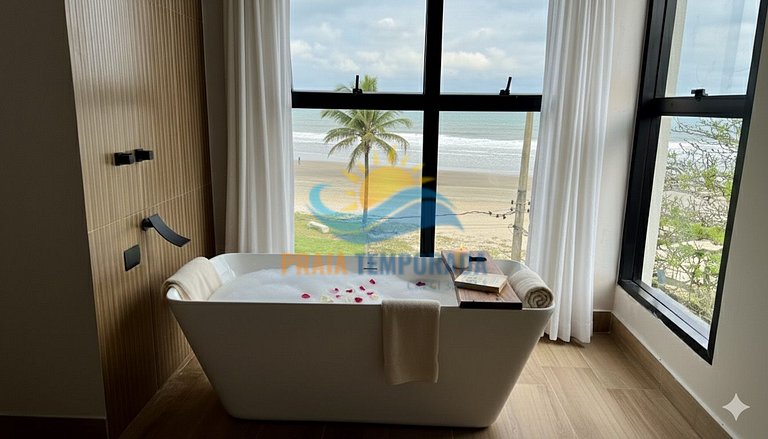 Suíte em pousada com vista panorâmica para o mar e banheira