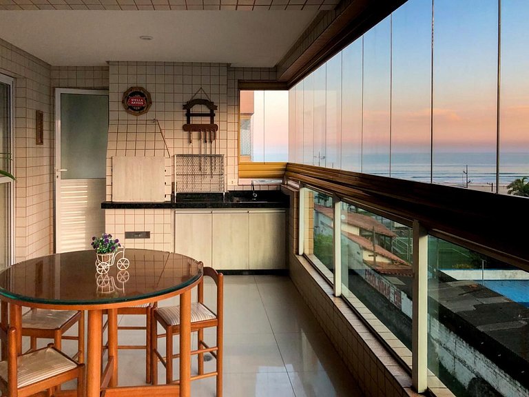 Apartamento com varanda gourmet 30m da praia na Aviação